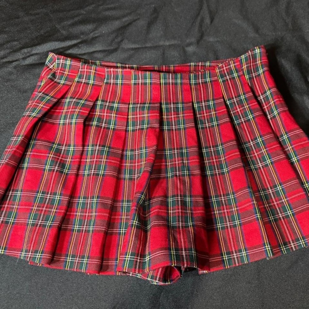 Forever 21 Red plaid mini skort with a cute, preppy vibe Size Medium